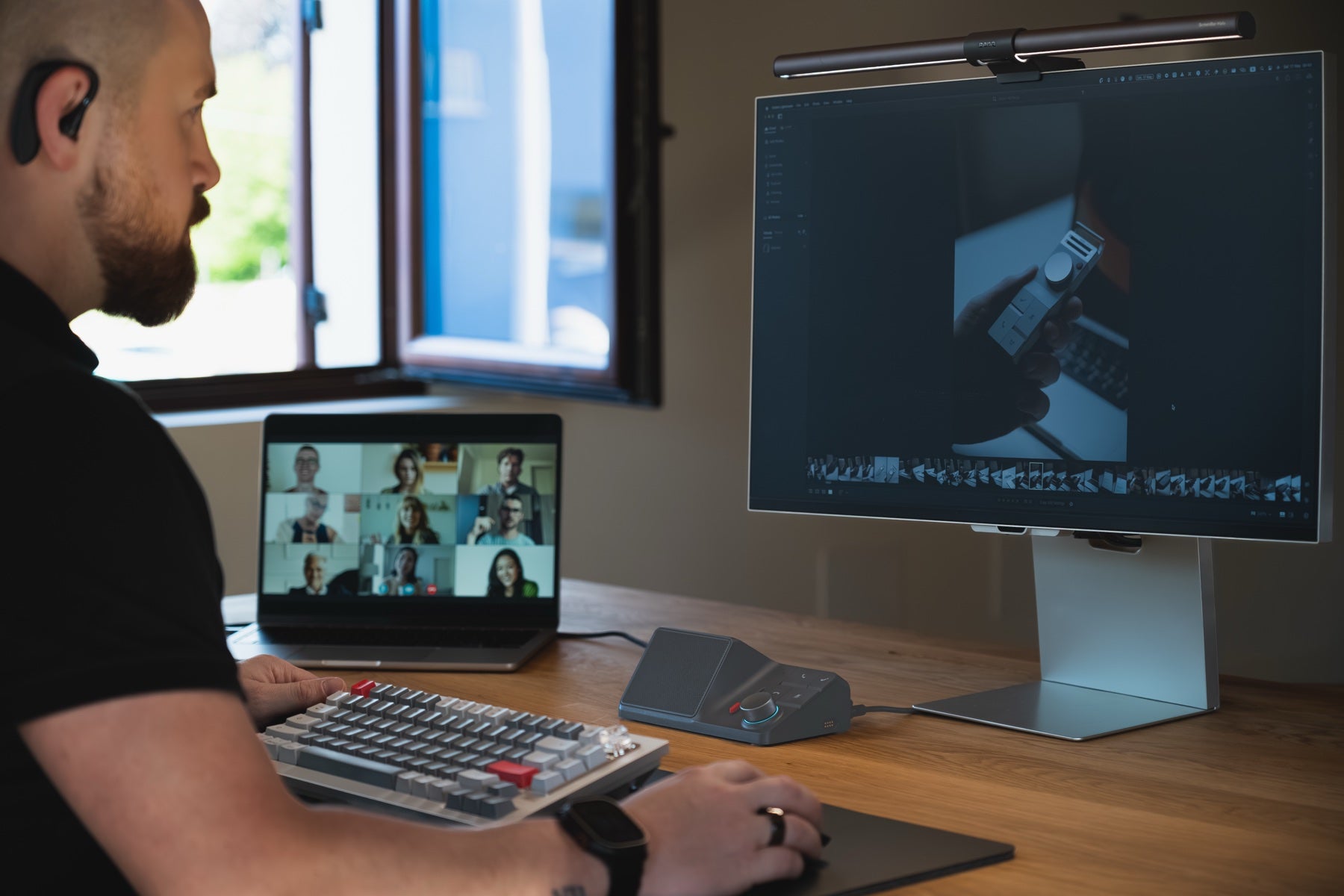A HiDock user wearing the E1 earphone during a video meeting